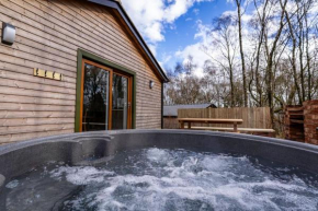 Ashenhurst, woodland lodge with hot tub for 4